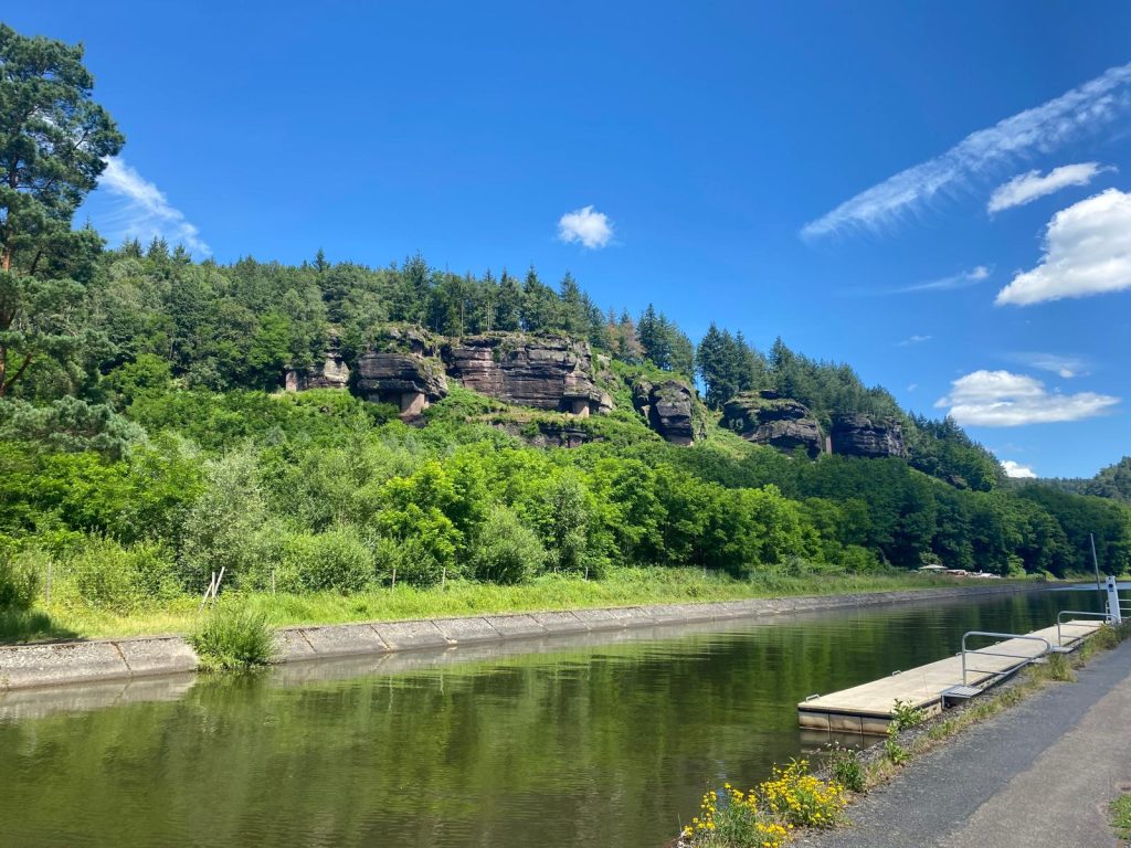 Elsass Schiffshebewerk mit Felsen